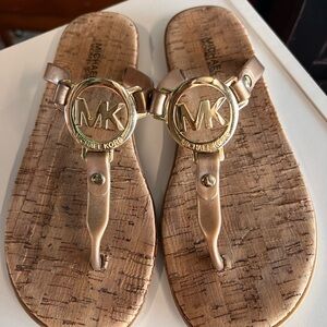 MICHAEL KORS GOLD FLIP FLOPS SIZE 6
